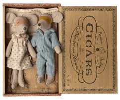 Myšky otec a mama v cigarovej krabičke