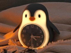 Nočné svetlo s budíkom Poppy Penguin